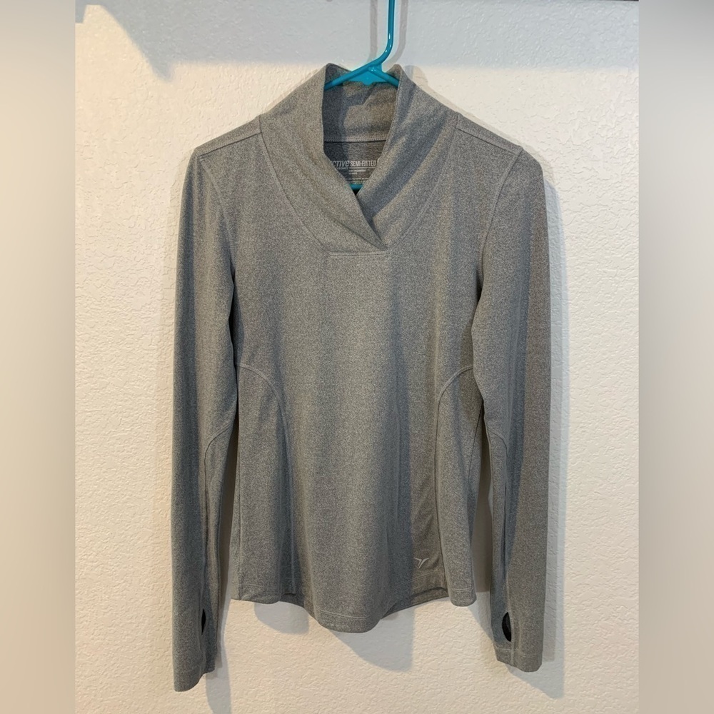315. Old Navy Active semi-fitted top with thumb holes